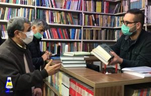 احمدی‌نژاد در کتابفروشی‌های خیابان انقلاب