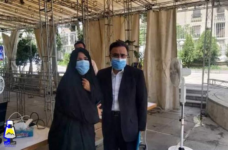 تاج‌زاده با همراهی همسرش ثبت نام کرد
