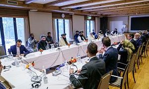 حجاب رینا امیر در دیدار با طالبان در اسلو؛ آیا جامعه جهانی در مقابل «امارت اسلامی» عقب‌نشینی می‌کند؟