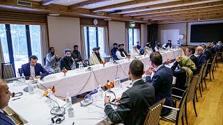 حجاب رینا امیر در دیدار با طالبان در اسلو؛ آیا جامعه جهانی در مقابل «امارت اسلامی» عقب‌نشینی می‌کند؟