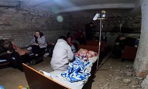 رنج جنگ؛ تصاویری از کودکان بیمار که در درمانگاه زیرزمینی معالجه می‌شوند