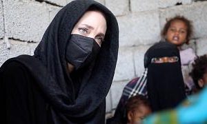 آنجلینا جولی در سفر به یمن: باید به فکر همه پناهجویان  و قربانیان جنگ بود