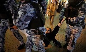 تظاهرات ضد جنگ در روسیه؛ بیش از ۱۳۰۰ نفر بازداشت شدند