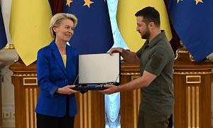 فن درلاین برای گفتگو درباره عضویت اوکراین در اتحادیه اروپا وارد کی‌یف شد