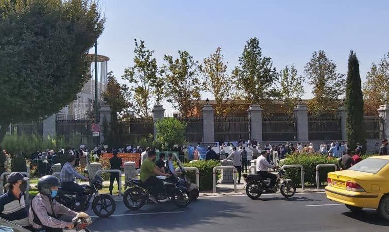 تجمع ایثارگران در مقابل مجلس شورای اسلامی در اعتراض به عدم اجرای قانون تبدیل وضعیت +تصاویر