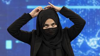 مجریان زن افغانستان صورت خود را پوشاندند؛ از نظر طالبان فقط نپوشاندن چشم و پیشانی مجاز است
