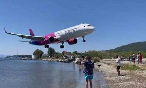 فرود هواپیما در یونان در چند قدمی گردشگران؛ خطر از بیخ گوش عکاس گذشت