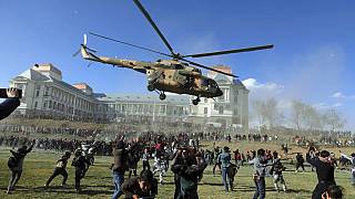 چهار هلی‌کوپتر ۵۴ سرنشین؛ جزئیات فرار اشرف غنی و همراهانش از کاخ به امارات