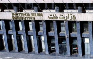 ادامه اعتراض کارکنان قرارداد مدت معین وزارت نفت به تغییر فرمول اضافه‌کاری